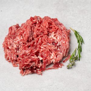 Frisches Rinderhackfleisch aus dem Lungau, dekoriert mit Rosmarin, regionale Spezialität