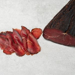 Aufgeschnittenes, dunkelrotes Rindfleisch vom Bauern, Spezialität aus dem Lungau, regionale Qualität