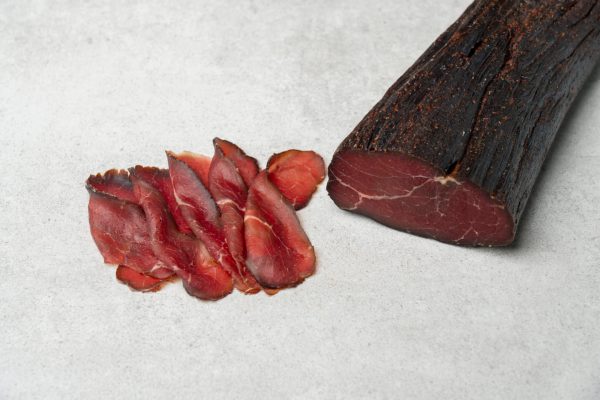 Aufgeschnittenes, dunkelrotes Rindfleisch vom Bauern, Spezialität aus dem Lungau, regionale Qualität
