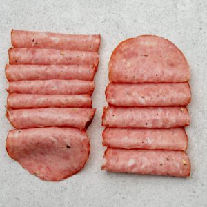 Aufgeschnittene Lungauer Wurstspezialitäten aus regionaler Metzgerei auf hellem Untergrund