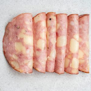 Sechs Scheiben Lungauer Wurst mit sichtbaren Speckstücken, regionale Spezialität aus dem Lungau