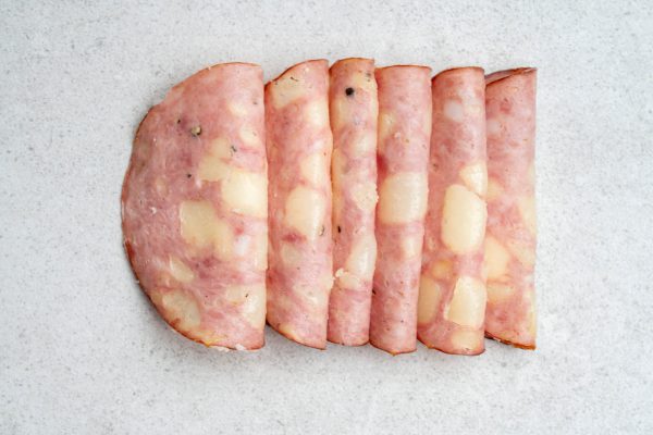 Sechs Scheiben Lungauer Wurst mit sichtbaren Speckstücken, regionale Spezialität aus dem Lungau