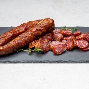 Lungauer Bauernsalami am Schieferbrett, in Scheiben geschnitten, regionale Spezialität