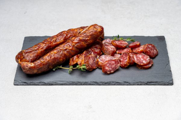 Lungauer Bauernsalami am Schieferbrett, in Scheiben geschnitten, regionale Spezialität