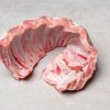 Frisches Lungauer Schweinerippchen auf hellem Untergrund, regionales Fleisch direkt vom Hof