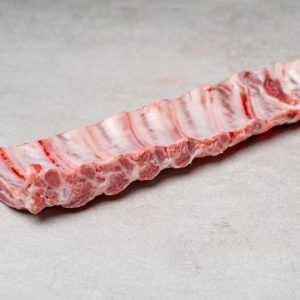 Frisches Rinderkarree aus der Lungauer Speis auf hellem Untergrund, regionales Qualitätsfleisch