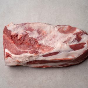 Frisches Stück Rindfleisch aus dem Lungau, regionale Spezialität vom Hofladen Lungauer Speis