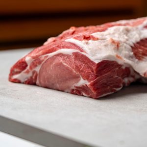 Frisches Stück regionales Rindfleisch aus dem Lungau auf Schneidebrett, nachhaltige Qualität