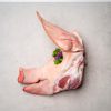 Frischer Schweinekopf aus regionaler Lungauer Schlachtung, garniert mit Kräutern und Blüten