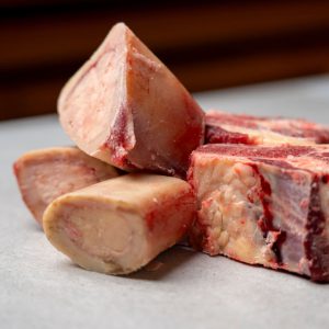 Frische Rinderknochen mit Mark aus der Lungauer Speis für Suppen und regionale Spezialitäten