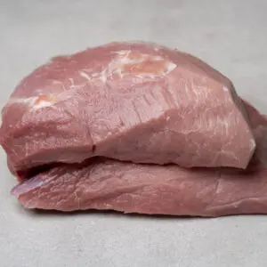Zwei Stücke regionales Rindfleisch aus dem Lungau, rosa marmoriert, Metzgerei Tamsweg