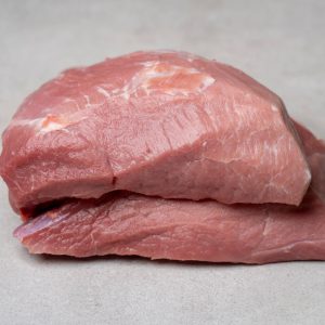 Zwei Stücke regionales Rindfleisch aus dem Lungau, rosa marmoriert, Metzgerei Tamsweg