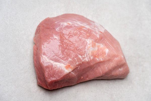 Rohes Rindfleischstück aus dem Lungau, zart marmoriert, regionale Spezialität, nachhaltig