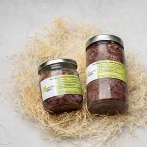 Zwei Gläser Lungauer Speis Tiernahrung mit Fleisch auf Stroh, regionale Spezialität aus Lungau
