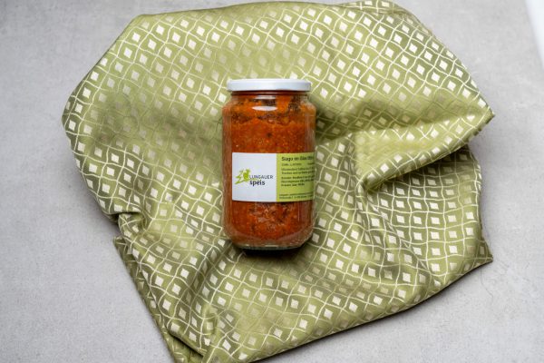 Sugo im Glas von Lungauer Speis auf grün-gemusterter Serviette, regionale Spezialität