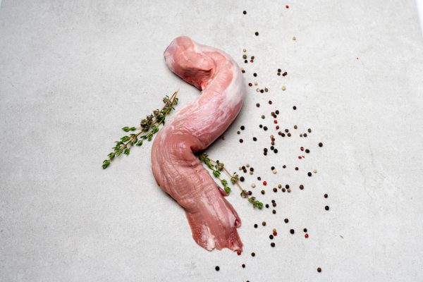 Schweinefilet mit frischem Thymian und buntem Pfeffer, regionale Lungauer Spezialität