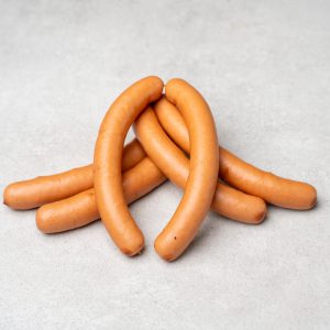 Mehrere Lungauer Speis Würstel aus regionaler Produktion, frisch auf hellem Untergrund arrangiert