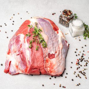 Rindfleisch aus dem Lungau mit frischem Thymian, grobem Salz und buntem Pfeffer arrangiert