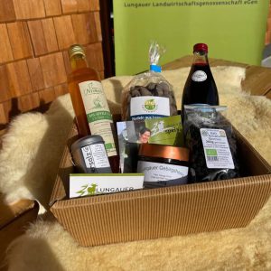 Geschenkkorb mit regionalen Lungauer Spezialitäten wie Honig, Apfelessig, Nudeln und Saft