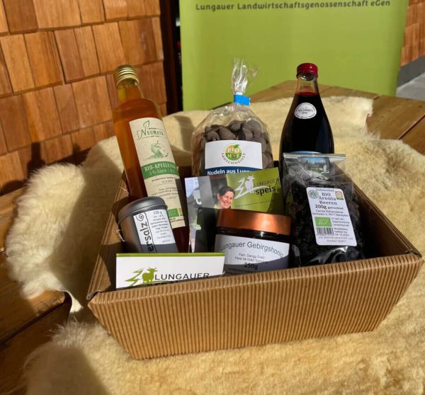 Geschenkkorb mit regionalen Lungauer Spezialitäten wie Honig, Apfelessig, Nudeln und Saft