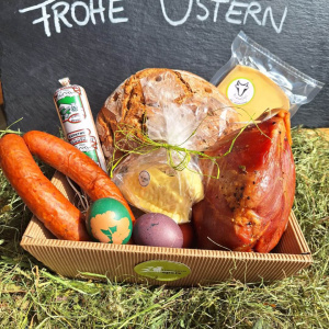 Osterkorb mit Lungauer Spezialitäten: Brot, Würste, Schinken, Käse, Butter, Ostereier, Frohe Ostern