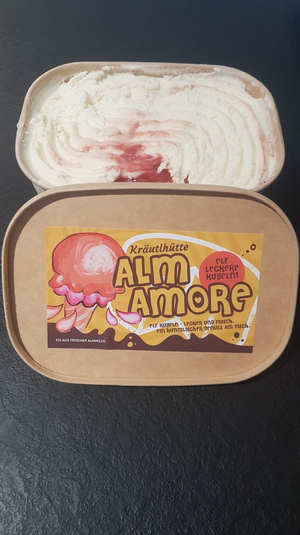 Eiscreme Alm Amore mit Fruchtsoße in brauner Verpackung auf dunklem Untergrund